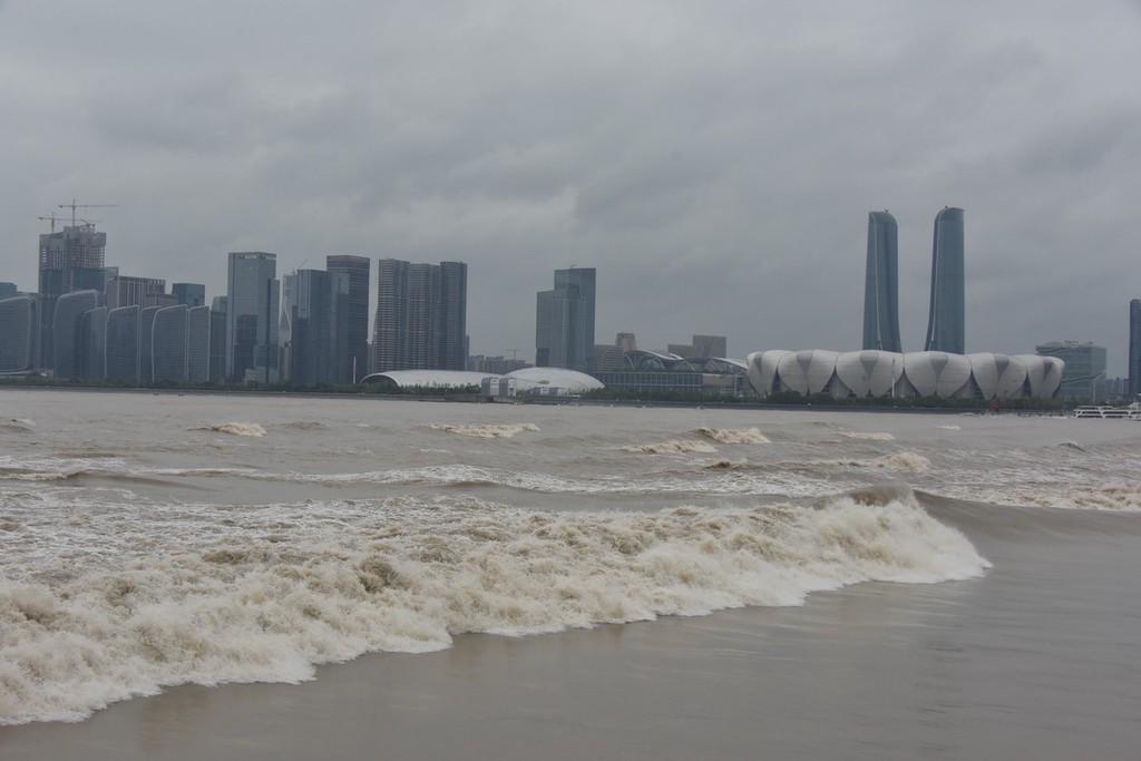 台风来袭浙江杭州，城市挑战与民众应对之战