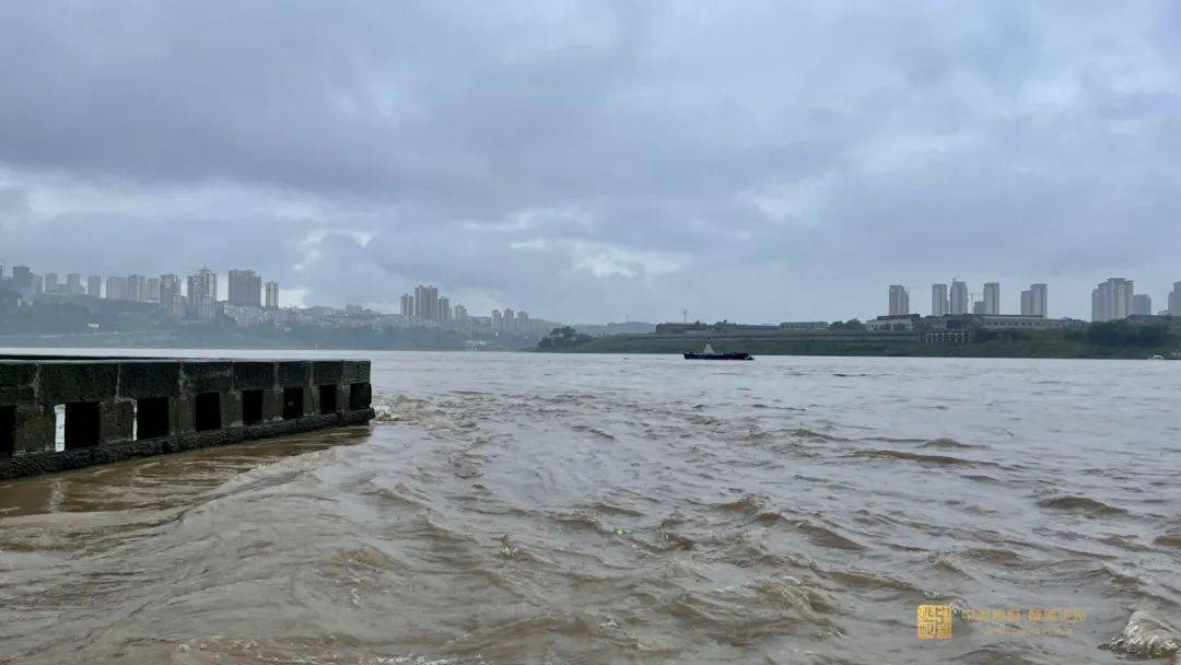 长江洪峰过境泸州，壮丽景象下的挑战与应对